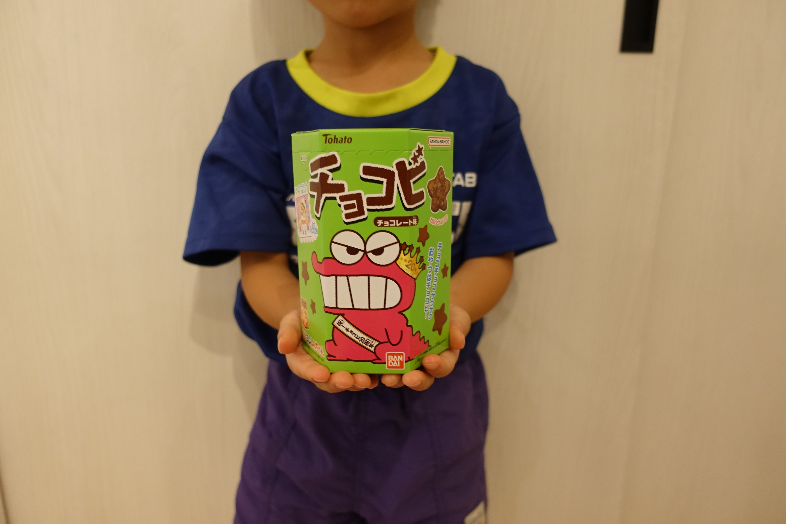 Chocobi packaging held up, &ldquo;チョコビ&rdquo; logo visible